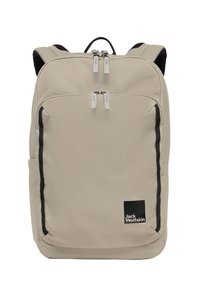 Mochila de tela beige que cuenta con dos bolsillos frontales con cremallera, acentos en negro, parche con logo, correas de hombro acolchadas y un diseño estructurado.