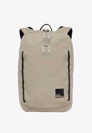 Zaino in tessuto beige con doppie tasche anteriori con zip, dettagli neri, toppa con logo, spallacci imbottiti e design strutturato.