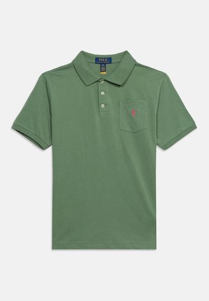 Zielona koszulka polo z krótkim rękawem, kołnierzykiem, trzema guzikami, kieszenią na piersi i małym czerwonym haftowanym logo na kieszeni.