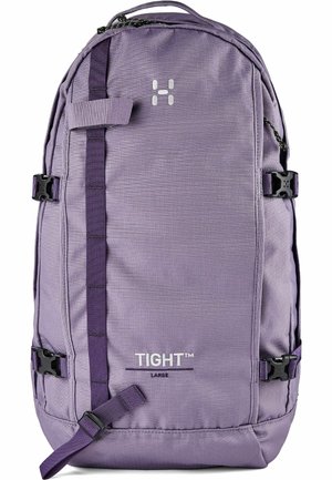 Grote paarse rugzak met verticale riem, zijcompressiesluitingen, bovenhandvat en "TIGHT™ LARGE" gedrukt op de voorkant.