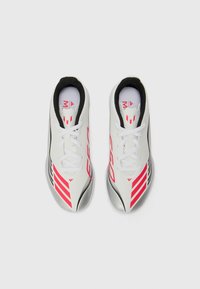 Witte sportieve schoenen met roze accenten, zwarte afwerking en een elegante uitstraling. Voorzien van een glad bovenmateriaal, ronde neus en witte veters.