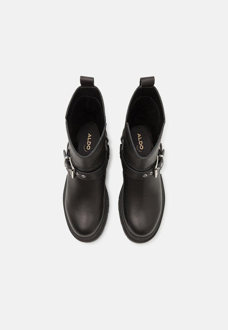 Czarne skórzane botki za kostkę z okrągłym noskiem, z boku z klamrą i kontrastowym przeszyciem wzdłuż podeszwy. Wnętrze wyłożone.