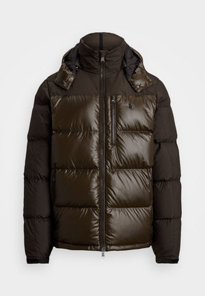 Veste matelassée en vert olive foncé, avec une finition brillante, des boudins horizontaux, des poches zippées et un col haut avec une capuche amovible.