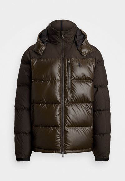 Puffer jacket in dark olive green, featuring a glossy finish, horizontal baffles, zippered pockets, and a high collar with a removable hood.