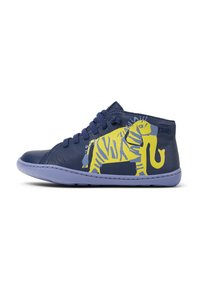 Baskets en cuir bleu marine avec un graphique d'éléphant jaune et bleu clair sur le côté, lacets bleus et semelle bleu clair.