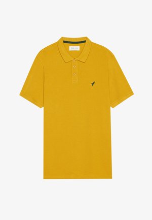 Polo giallo realizzato in tessuto testurizzato, con una chiusura a tre bottoni e un piccolo logo di un uccellino ricamato in blu sul petto.