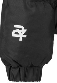 Mâneca unei jachete negre pufos izolată, cu manșetă elastică. Prezintă un logo alb imprimat pe material. Textură netedă, design minimal.