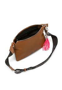 Borsa a tracolla marrone con tracolla regolabile nera, zipper argentato, charm a nappina rosa e parte superiore parzialmente aperta che mostra l'interno foderato in nero.