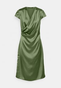 Robe en satin vert avec un design enveloppant, manches courtes et bouffantes, et un devant drapé, dotée d'un ourlet mi-long et d'une texture lisse.