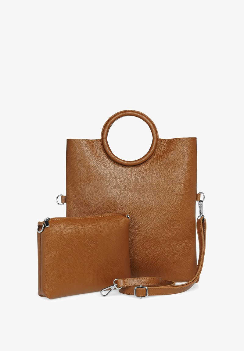 Braune Leder-Tasche mit rundem Griff und einer strukturierten Oberfläche. Enthält eine passende abnehmbare Tasche mit einem Riemen. Silbern glänzende Hardware-Details.