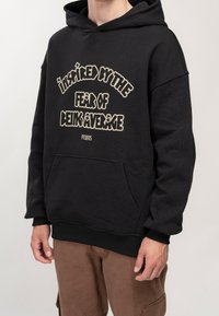 PEQUS Jersey con capucha - black