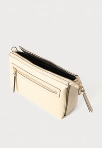 Kremfarget skinnclutch med gullbelagte detaljer, dobbel glidelås, utvendig glidelåslomme, strukturert overflate og svart fôr.