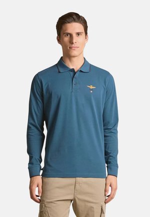 Polo a maniche lunghe in cotone teal con chiusura a due bottoni, design di un'aquila ricamato sul petto e rifinitura del colletto a contrasto.