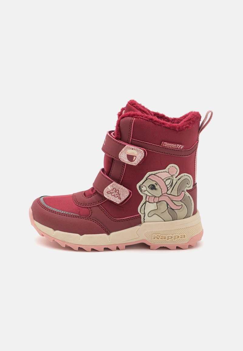 Botte rouge imperméable avec un col en fourrure, deux bandes Velcro et un motif d'écureuil sur le côté. Semelle extérieure durable avec des accents roses.