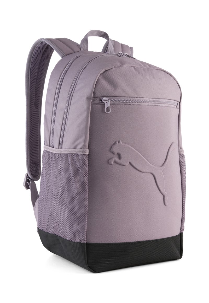 Sac à dos violet avec une finition texturée, comprenant une poche zippée à l'avant et une poche latérale en maille. Accent noir au bas avec un détail de logo.