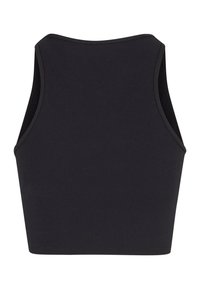 Svart ribbet crop-top med ermeløs design, rundt halsutskjæring og jevn tekstur. Ingen synlige pyntegjenstander eller mønstre.
