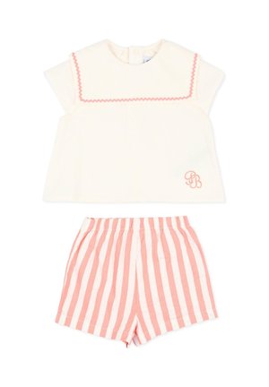Maglietta corta color crema per neonati con rifiniture rosa e iniziali, abbinata a pantaloncini elasticizzati a righe verticali rosa e bianche.