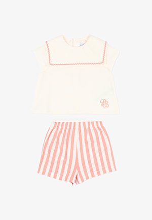 Maglietta corta color crema per neonati con rifiniture rosa e iniziali, abbinata a pantaloncini elasticizzati a righe verticali rosa e bianche.