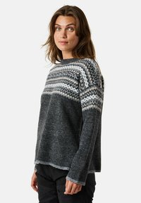 Maglione lavorato a maglia di colore grigio scuro con un motivo fair isle in bianco e beige all'altezza della scollatura; vestibilità ampia, polsini e orlo a coste.