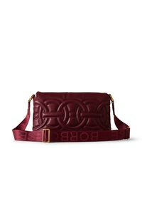 Burgunderrote Lederhandtasche mit gestepptem Kettenmuster, goldfarbenen Beschlägen und einem breiten Tragegurt mit erhabenem Logotext. Rechteckige Form, weiche Textur.