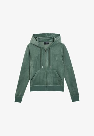 Grüne Kapuzenjacke mit Reißverschluss aus weichem Material, mit einem Logo auf der Vorderseite, zwei Taschen und einer Kapuze mit Kordelzug. Sanfte Textur und enganliegende Bündchen.