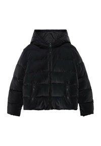 Černá péřová bunda s kapucí, předním zipem a dvěma bočními kapsami na zip, určená do chladného počasí.