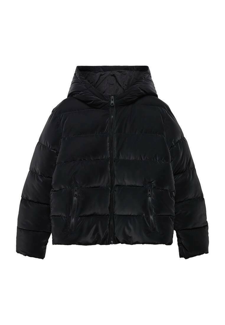 Černá péřová bunda s kapucí, předním zipem a dvěma bočními kapsami na zip, určená do chladného počasí.