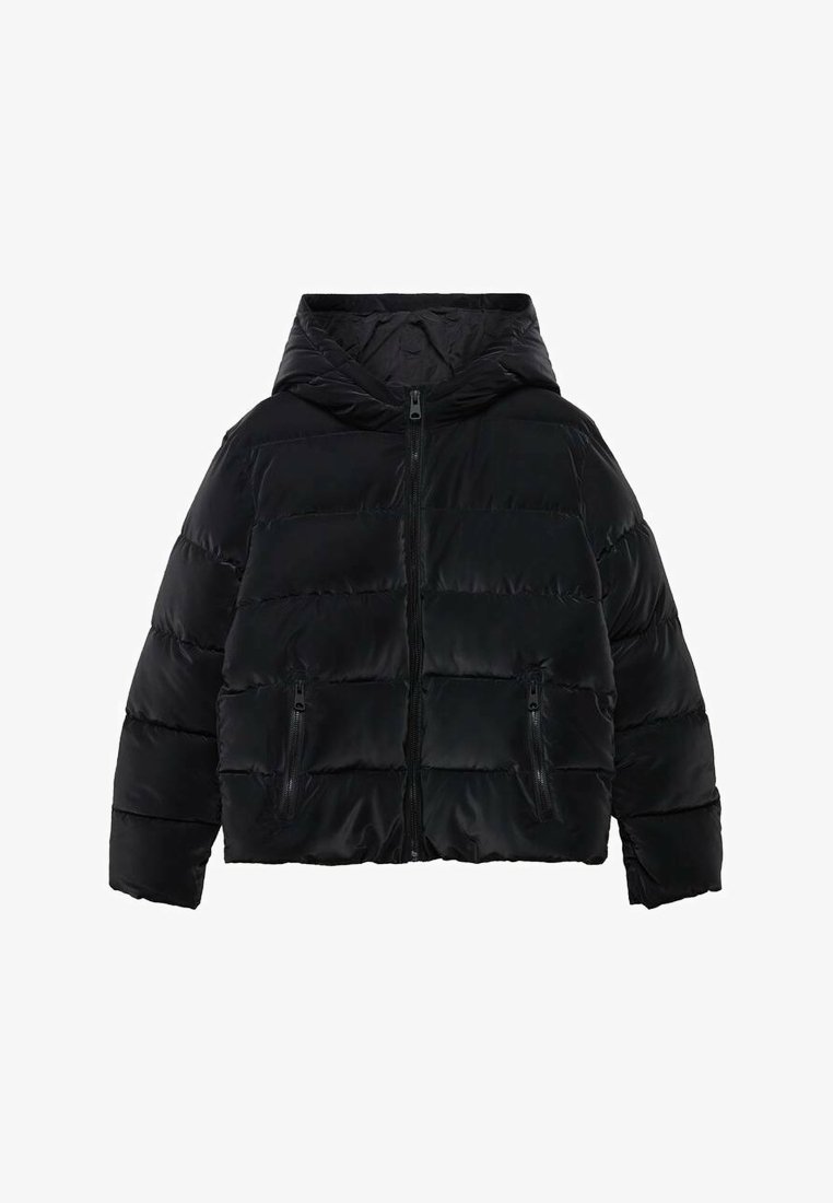 Svart puffjacka med huva, främre dragkedja och två sidofickor med dragkedja, designad för kallt väder.