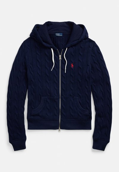 Sweat à capuche zippé en maille torsadée bleu marine avec cordons, poches avant et logo Polo Ralph Lauren rouge brodé sur le côté gauche de la poitrine.