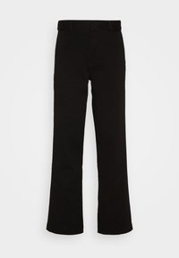 Pantalon noir taille haute à jambe droite avec passants de ceinture, bouton à l'avant et fermeture éclair sur fond blanc.