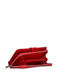 Rode portemonnee met rits, gemaakt van glanzend materiaal, met meerdere vakken, een drukknoopsluiting en zilverkleurige accenten.