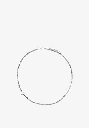 Sølvkjede med et lite, horisontalt sølvkorsanheng og en hummerlås med justerbare ledd på hvit bakgrunn.