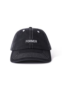 Șapcă de baseball neagră din bumbac, cu un logo brodat pe față „FORMER” și cusături albe de accent; design cu vizieră curbată.