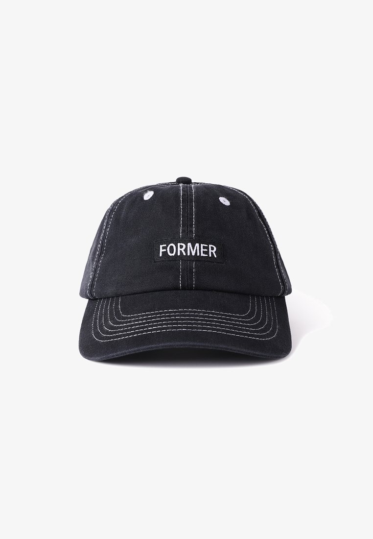 Svart baseballcaps laget av bomull med en frontbrodert "FORMER"-logo og hvite kontrastsømmer; design med buet skjerm.