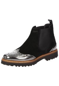 Stivale Chelsea in suede nero con punta metallica argentata, dettagli brogue, pannelli laterali elasticizzati e suola in gomma testurizzata.