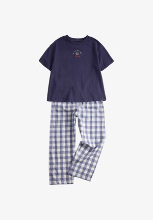 Granatowy T-shirt z krótkim rękawem z napisem "The I'm Not Tired Club" oraz luźne spodnie w niebiesko-białą kratę.