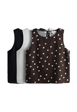 Trei topuri fără mâneci în negru, alb și maro cu buline albe, așezate unul peste altul cu topul cu buline în față.