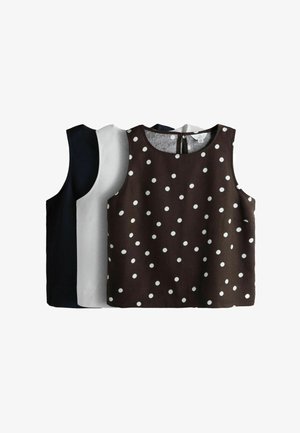 Trei topuri fără mâneci în negru, alb și maro cu buline albe, așezate unul peste altul cu topul cu buline în față.