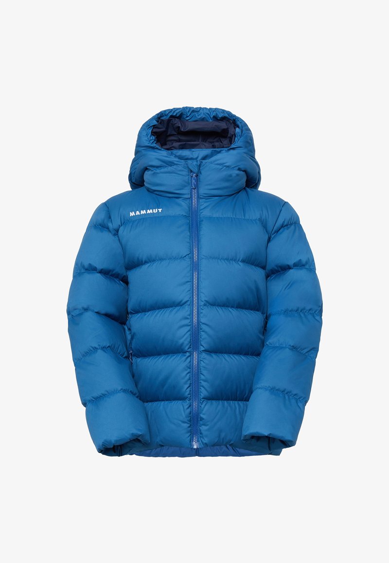 Blauwe pufferjack met een capuchon, voorzien van gewatteerde vulling, een voorkant met ritssluiting en een logo op de linkerborst. Glad, glanzend stoffen textuur.