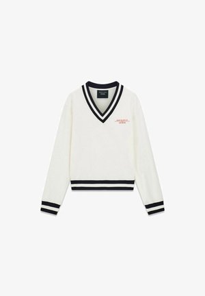 Maglione bianco a maniche lunghe con scollo a V e doppie strisce nere su scollo, polsini e orlo, con piccolo logo "North Sails Guess" sul petto.