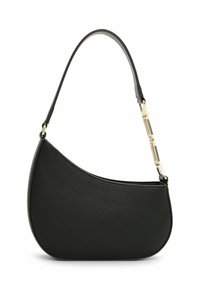 Schwarze Lederhandtasche mit einer geschwungenen Form, die eine goldfarbene Kettenakzentuierung am Riemen aufweist. Glatte Textur und unauffällige Silhouette.