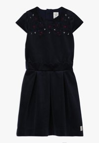 Granatowa sukienka z krótkimi rękawami, haftowanym kwiatowym wzorem na górze, plisowanym dołem i falbany na talii.
