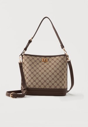 Sac à bandoulière beige et marron à motif avec fermeture à tourniquet dorée, bandoulière réglable et garniture en cuir marron lisse.