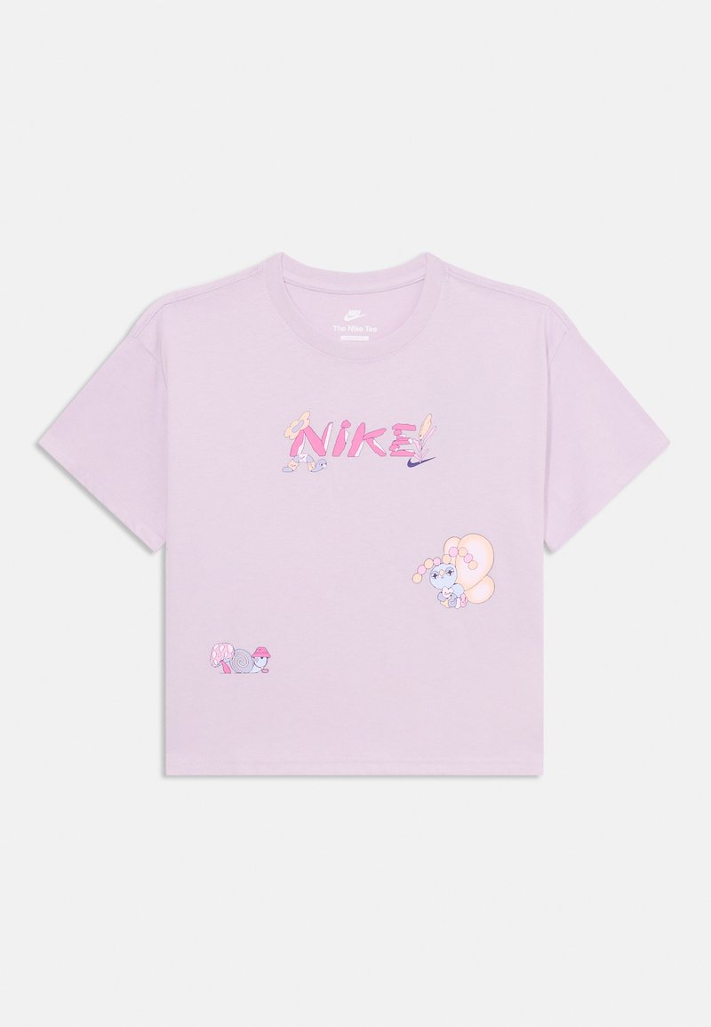 Nike Sportswear - TEE SEASONAL STORY - T-shirts med print - doll, Forstørre