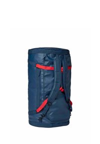 Blauwe synthetische rugzak met rode banden, cilindrische vorm, meerdere draagopties en versterkte naden voor duurzaamheid.