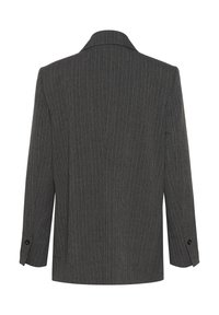 Grå tætsiddende blazer med bred krave, lige snit og lange ærmer med knapmanchetter. Stoffet har en subtil tekstur.
