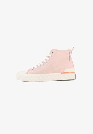 Hoge sneakers van zachtroze canvas met een witte rubberen zool, voorzien van metalen ogen, witte veters en een oranje accent op de hiel.