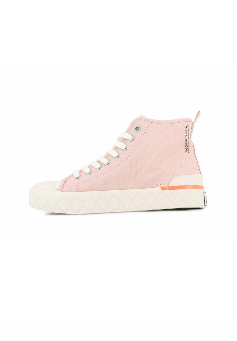 Sneaker alte in morbido tela rosa con suola in gomma bianca, dotate di occhielli metallici, lacci bianchi e un accento arancione sul tallone.