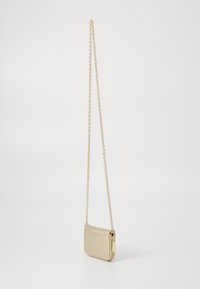 Borsa a tracolla dorata con finitura in pelle liscia, forma rettangolare e lunga tracolla a catena. Presenta una chiusura con zip e un design minimalista.