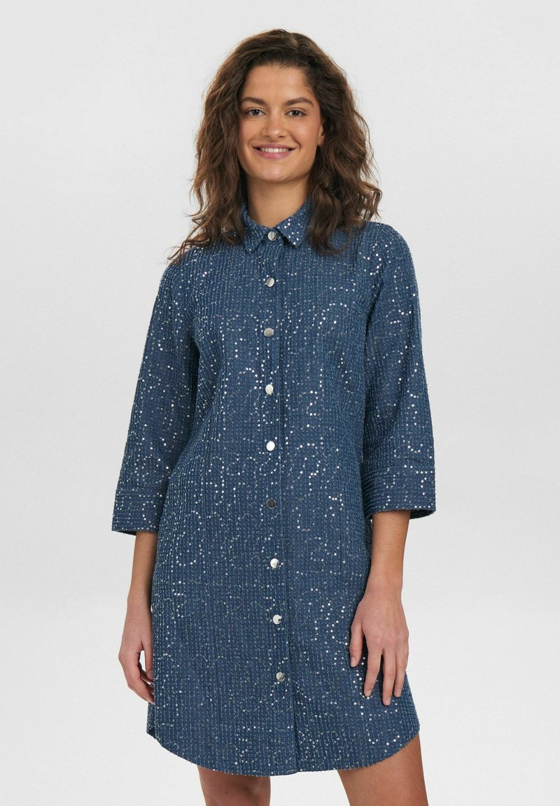 Abito camicia in denim con bottone frontale, maniche a tre quarti e paillettes argentate sparse, dotato di colletto e tessuto testurizzato.
